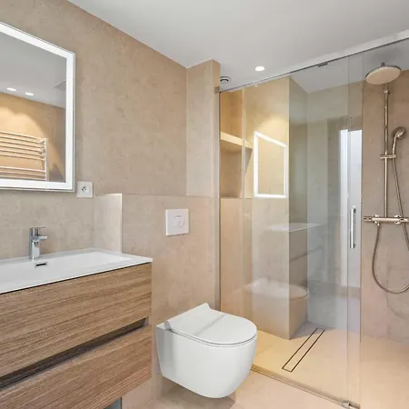 Ref 2021 -cannes Centre Croisette - For Rent * Cannes